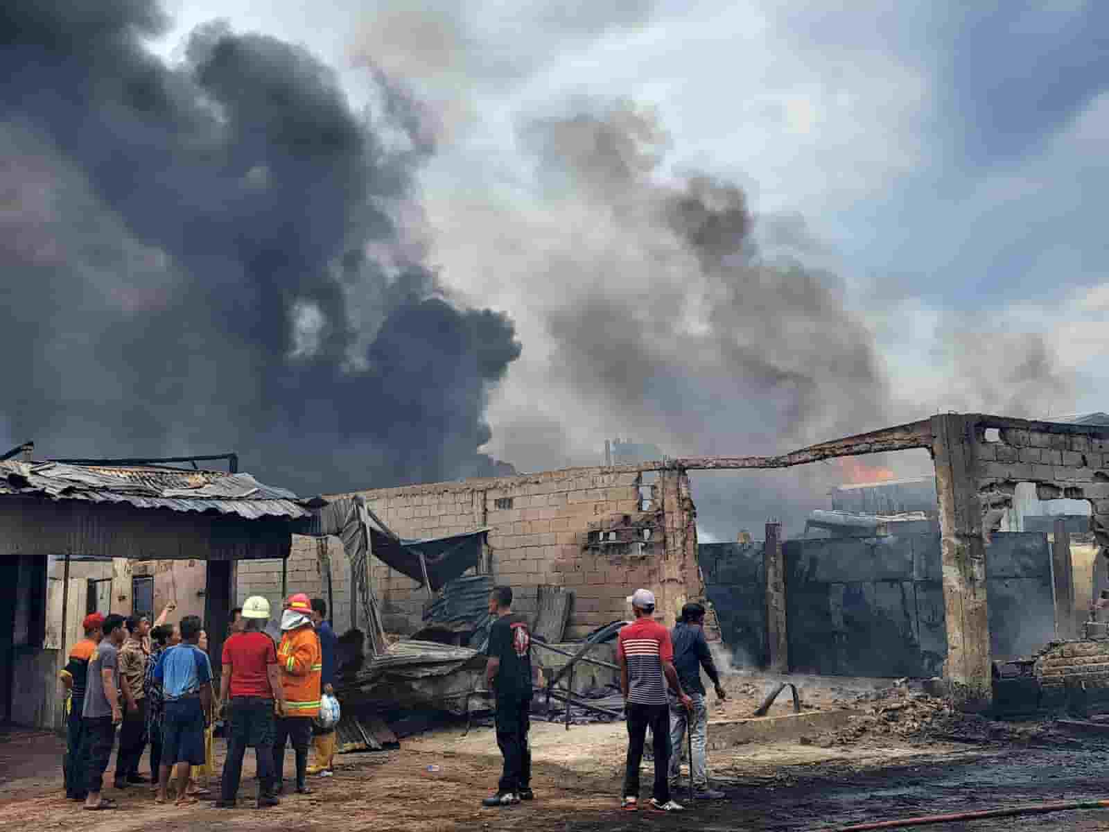 Sempat Terdengar Ledakan Gudang Penimbunan BBM Ilegal di Palembang Terbakar