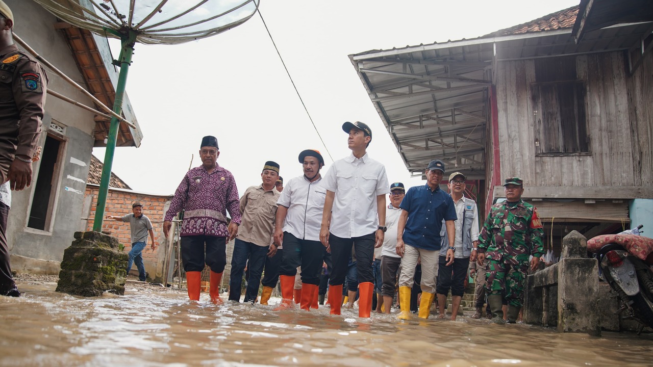 Baru Pulang Retret, Bupati dan Wabup OKI Tancap Gas Tinjau Warga Terdampak Banjir 