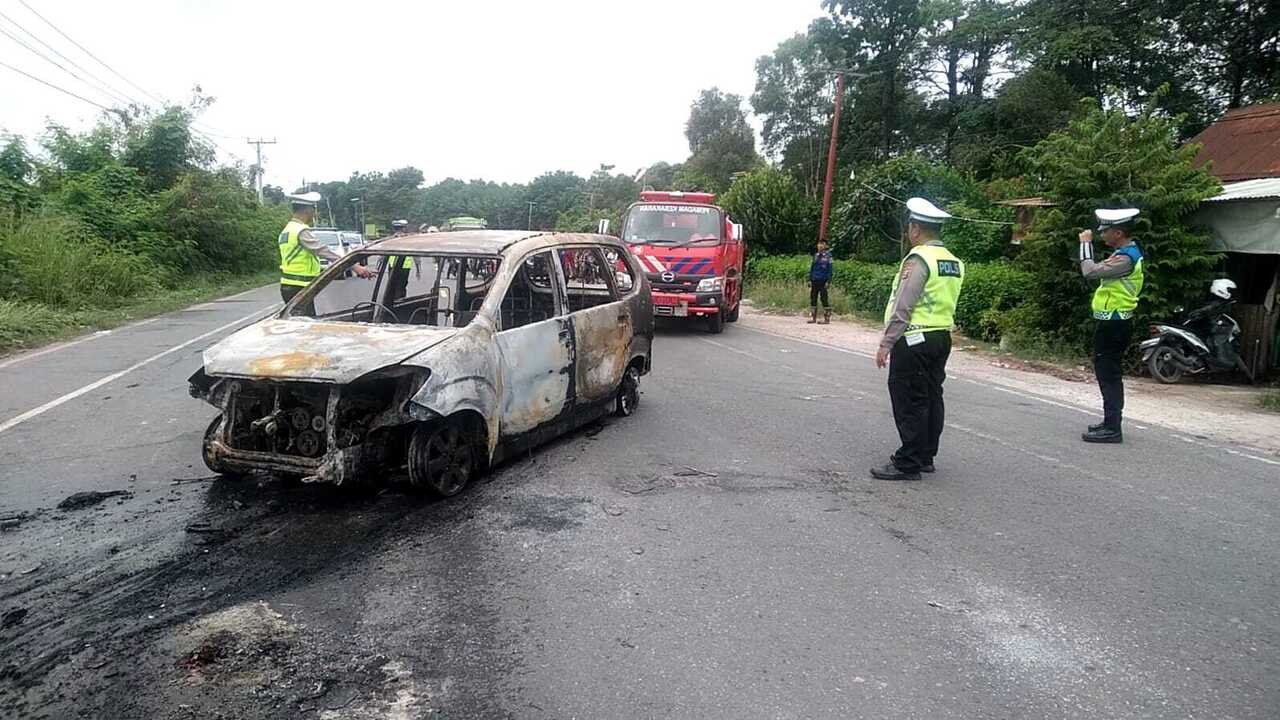 Diduga Bawa BBM Penyebab Mobil Putih Hangus Terbakar Di Jalintim Palembang-Indralaya