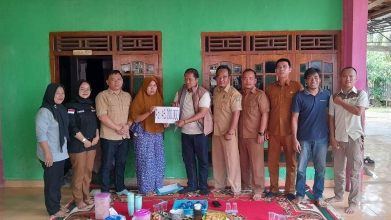 Meninggal Saat Masa Tugas Pengawasan, PKD Desa Gunung Raja Terima Santunan