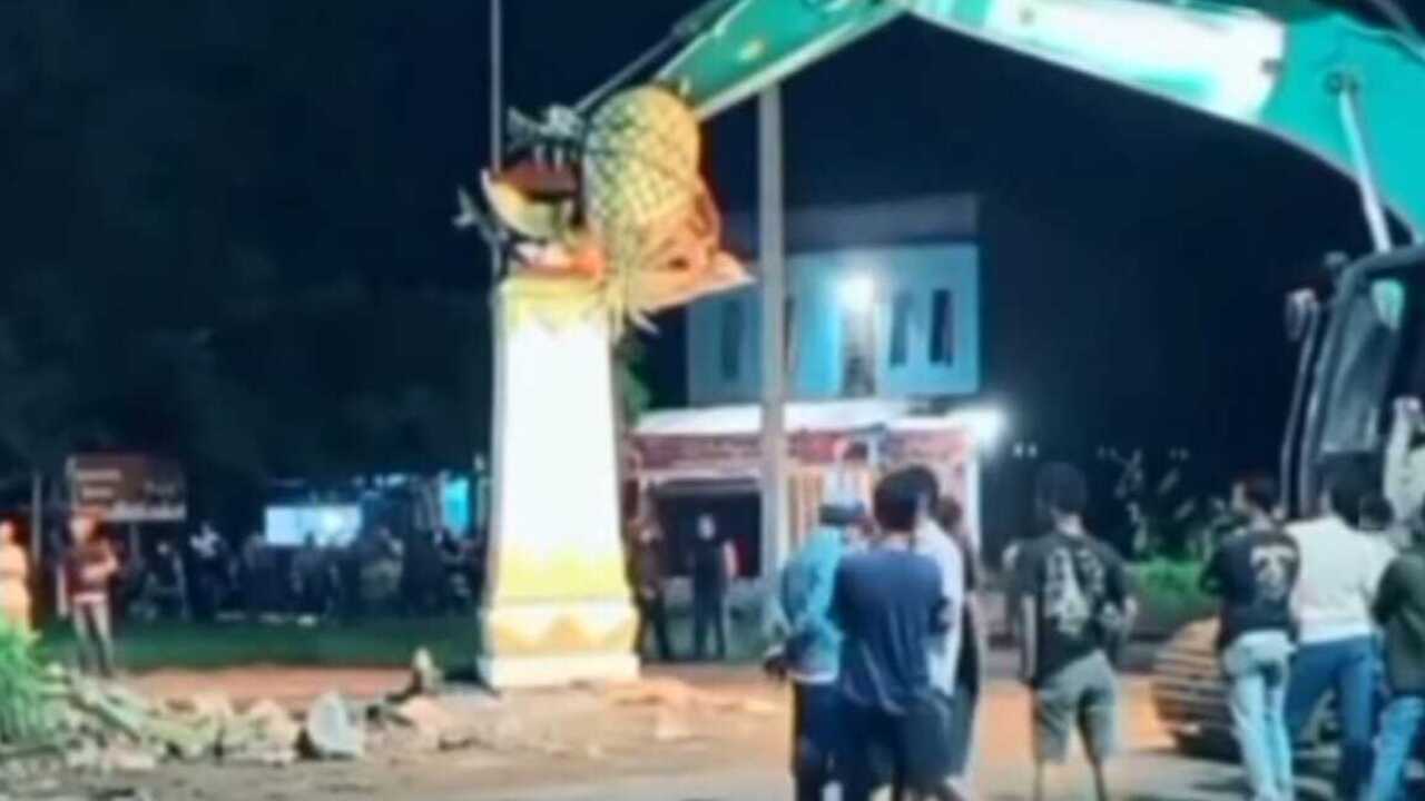 Viral! Pembongkaran Tugu Nanas Lama Ditolak Warga, Pemkot Robihkan Tugu Nanas Baru, Netizen Beri Beragam Komen