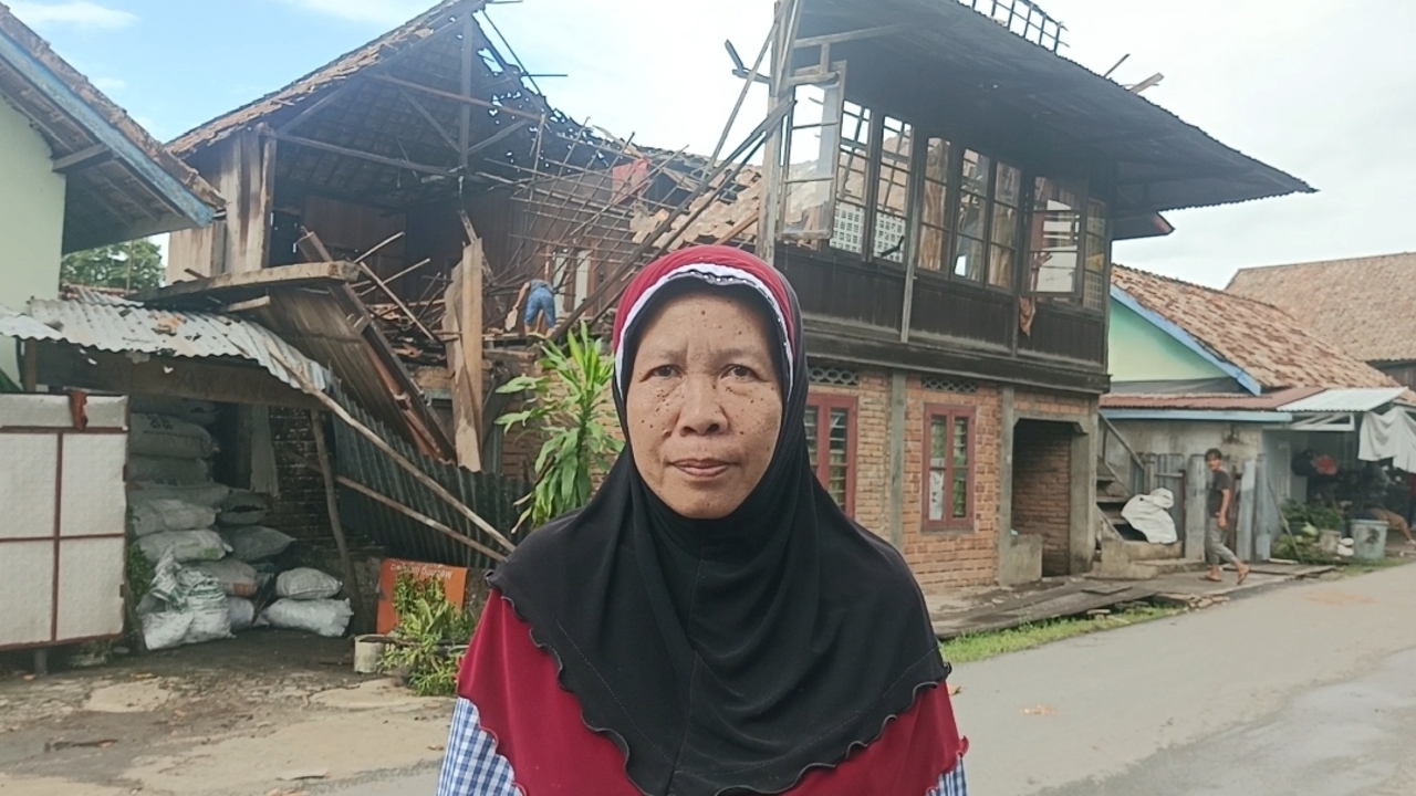 Detik-Detik Rumah Semi Permanen di Kelurahan Paku OKI Ambruk, Penghuni Mendengar Suara