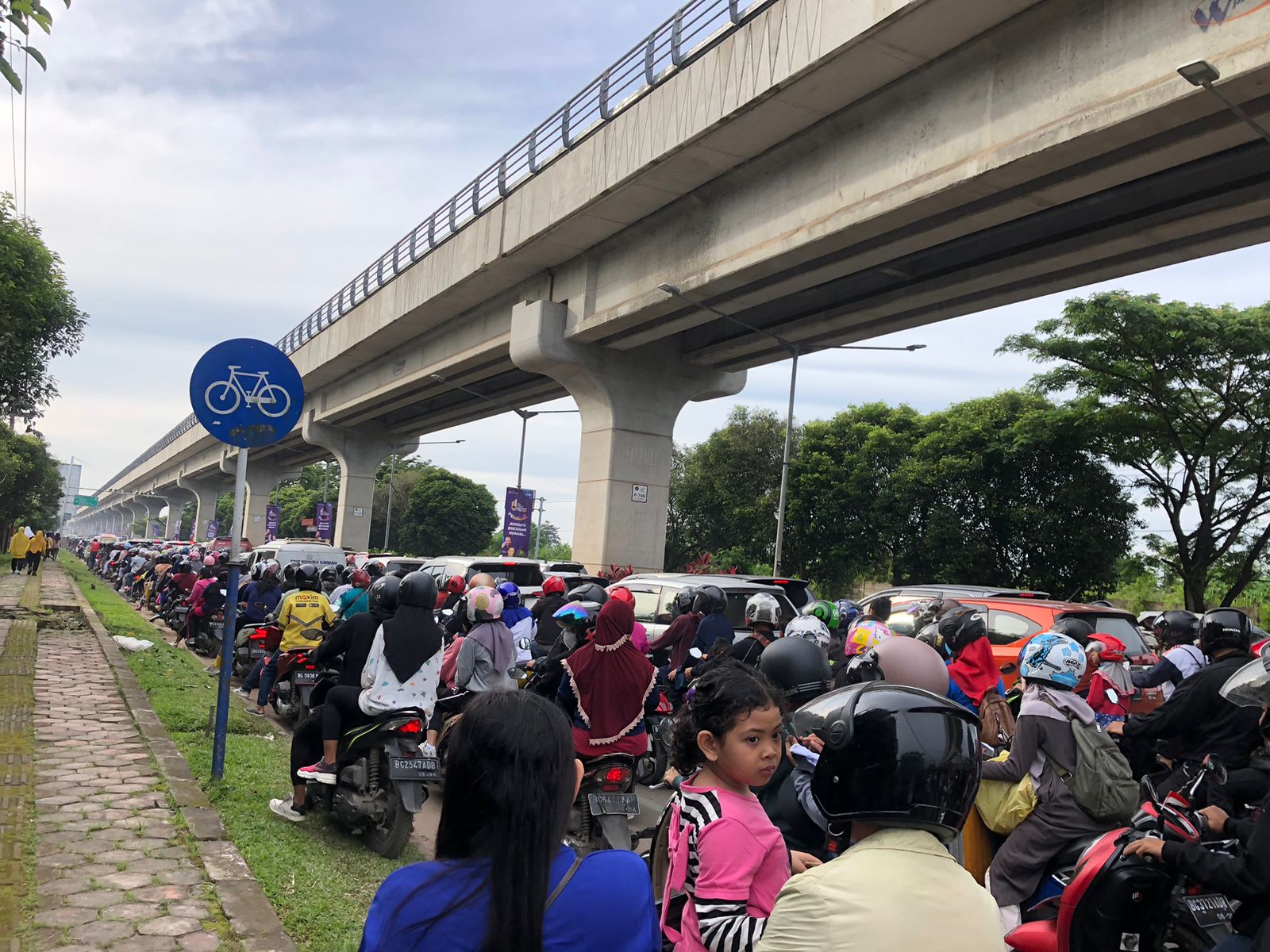 Ribuan Kendaraan Terjebak Macet di Jakabaring, Ini Penyebabnya