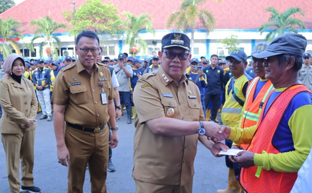 Pejuang Kebersihan Kota: Pj Wali Kota Palembang Beri Pujian kepada PHL PUPR