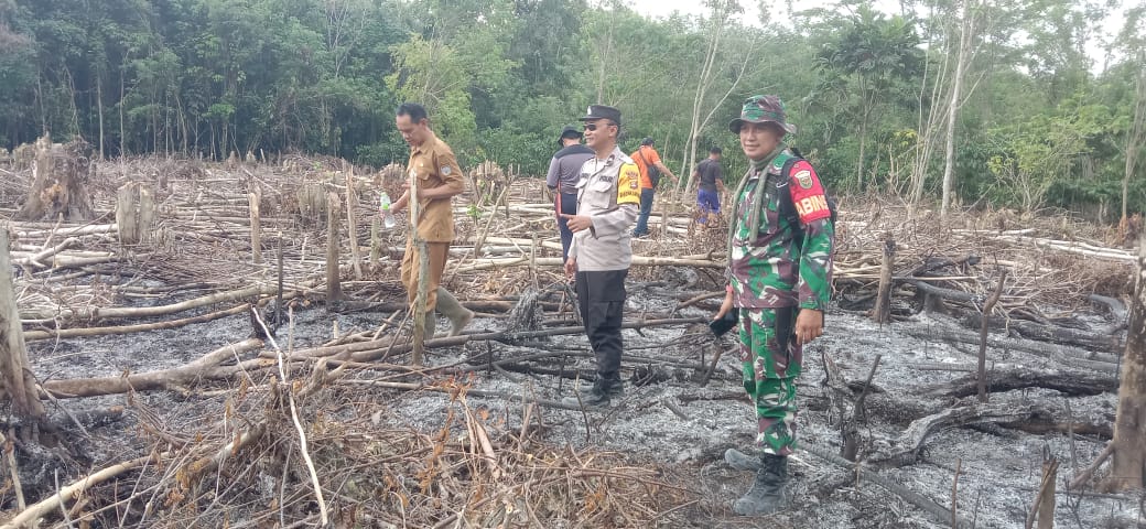 Polisi Padamkan Api Karhutla di Kecamatan Lengkiti OKU