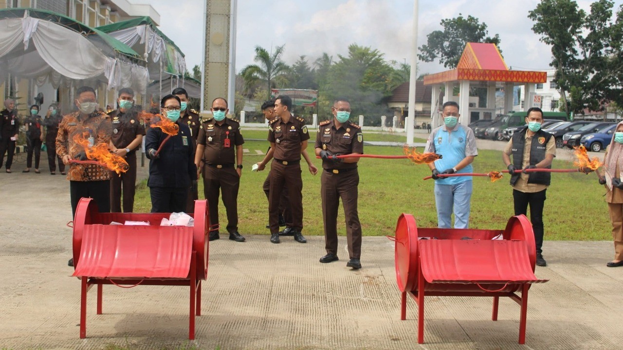 Kejari OKU Musnahkan Barang Bukti Narkoba, Senpi hingga Sajam