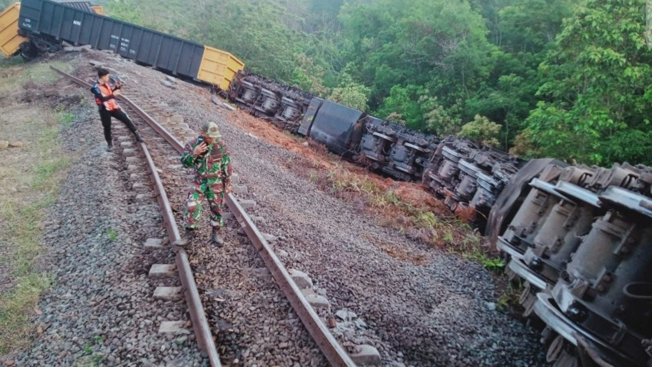 Kecelakaan Dua Kereta Api di Stasiun Talang Baru OKU, Lokomotif Terguling dan Awak Terluka