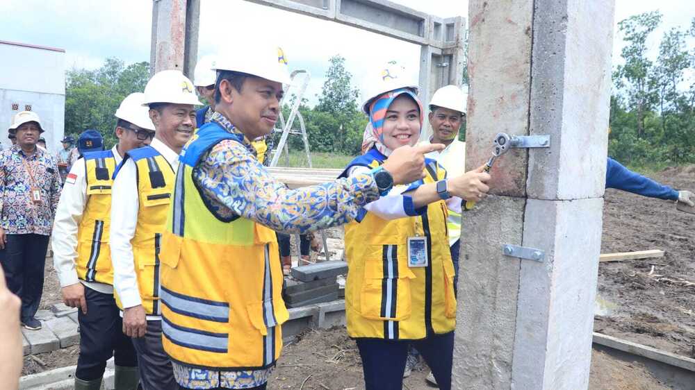 Kunjungan Lapangan, Dirjen Perumahan Kemen PUPR dan PJ Wako Prabumulih Lakukan Pemasangan Peneng RITTA