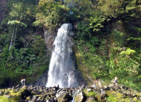 Pesona Alam dan Keindahan Curug Cibeureum di Kawasan Cipanas