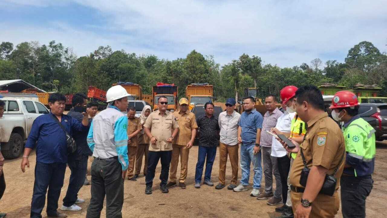 DLH OKU Uji Sampel Air Sungai Tercemar Limbah PT AOC