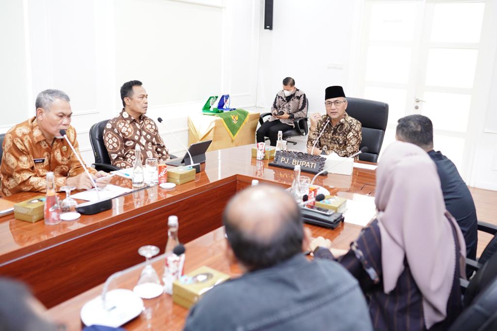  Pj Bupati Apriyadi Masifkan Modal Usaha untuk Emak-Emak Prasejahtera