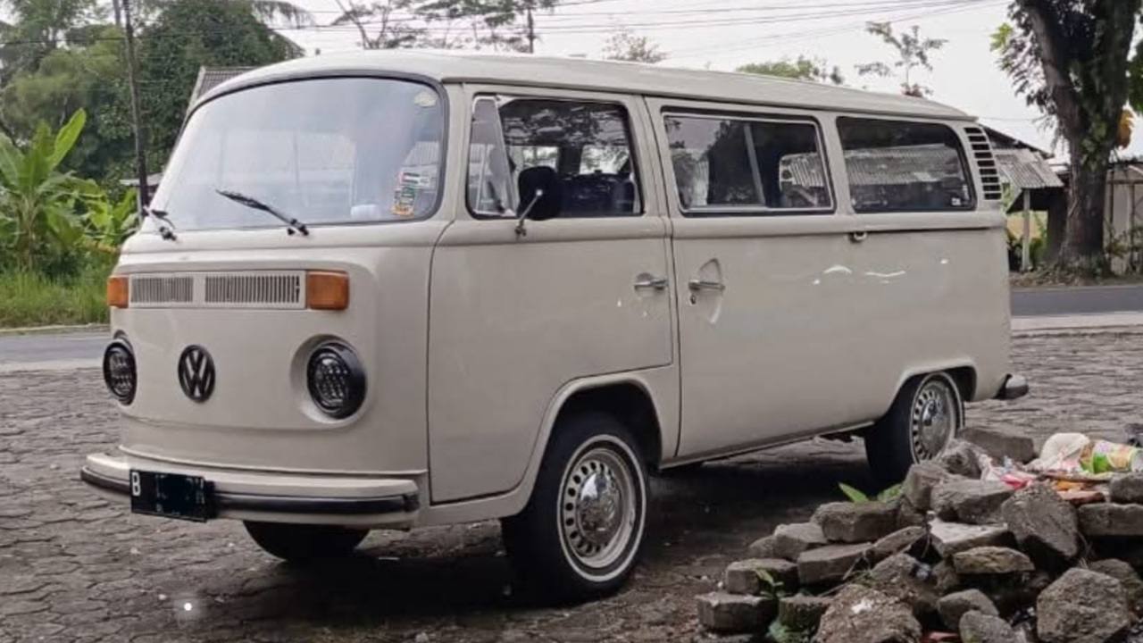 VW Combi 1977 German: Simbol Kebebasan yang Tak Lekang oleh Zaman.