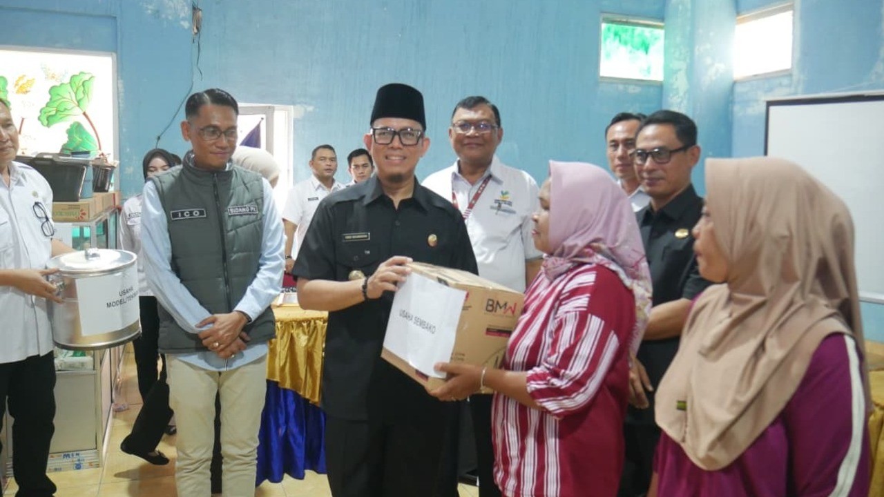 Puluhan Warga Miskin di OKU Terima Bantuan UEP