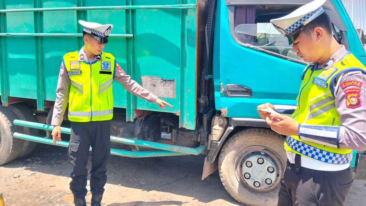 Tabrakan Motor dan Truk di Jalintas Palembang–Indralaya, Satu Pengendara Luka Berat
