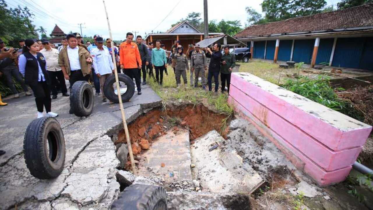 Tinjau Banjir Belitang III, Gubernur Herman Deru Instruksikan Percepatan Perbaikan Infrastruktur