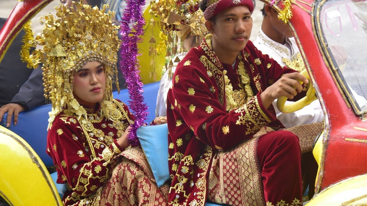 44 Pasangan Pengantin Nikah Massal Diarak Mobil Hias