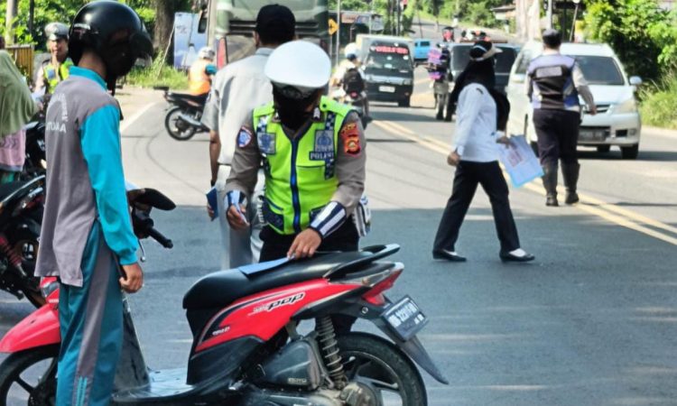 Puluhan Pengendara Terjaring Razia, Sepeda Motor, SIM Hingga STNK Ditahan