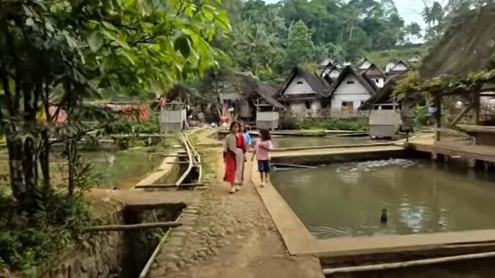 Seluruh Kampung di Indonesia Minta Dialiri Listrik, tapi Kampung Ini Justru Menolak 