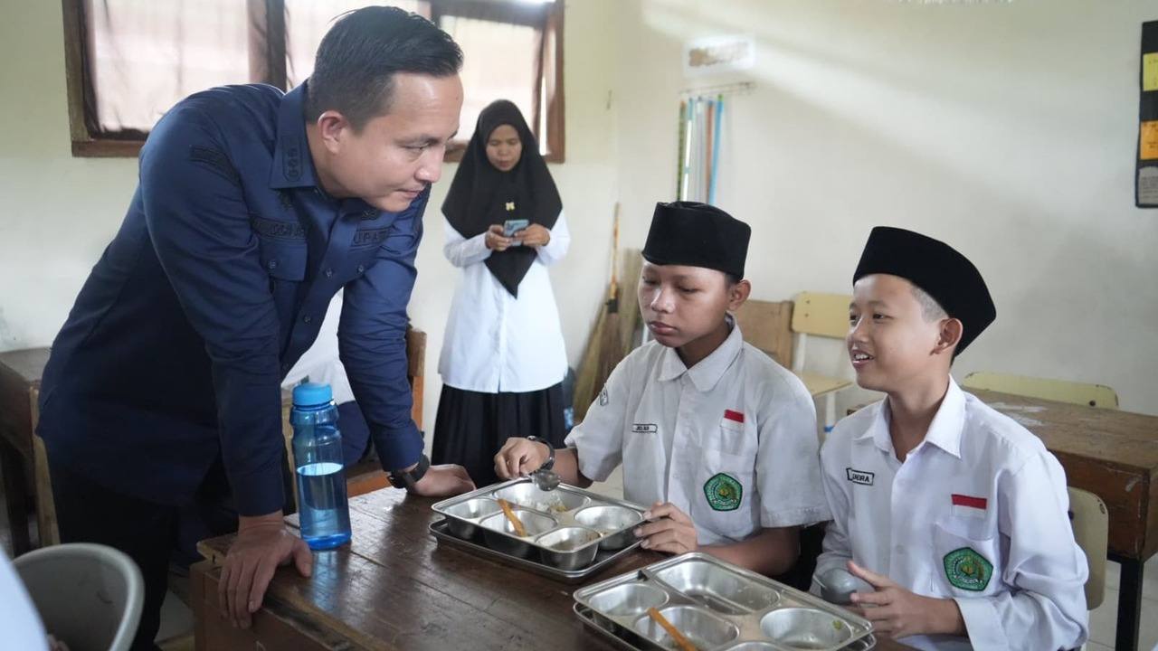 Iqbal Pastikan Program Makan Bergizi Gratis Berjalan Lancar