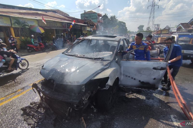 Mobil Sport Mewah Terbakar di Jalan Demang Lebar Daun Palembang