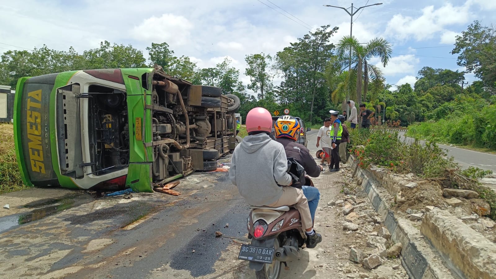 Alami Laka Tunggal, Bus PO Sahabat Ringsek Berat 6 Penumpang Dilarikan ke RS Fadillah Prabumulih
