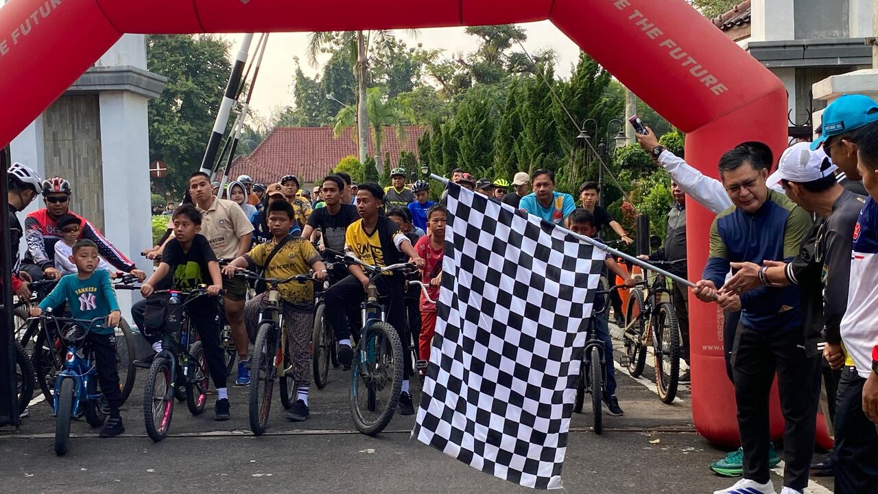 Wabup OKU Lepas Ratusan Pesepeda Pada Gelaran OKU FunBike 2025 