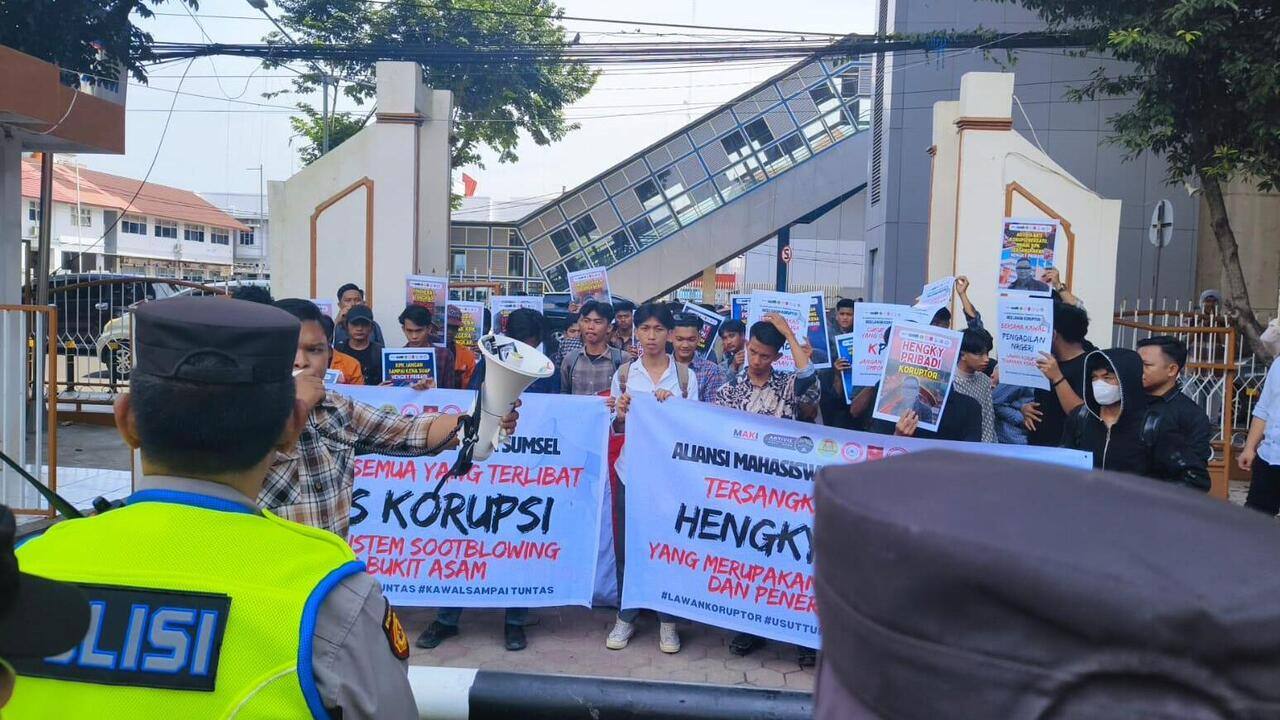 Geruduk PN Palembang, Mahasiswa Desak Usut Keterlibatan Hengky Pribadi di Korupsi Bukit Asam