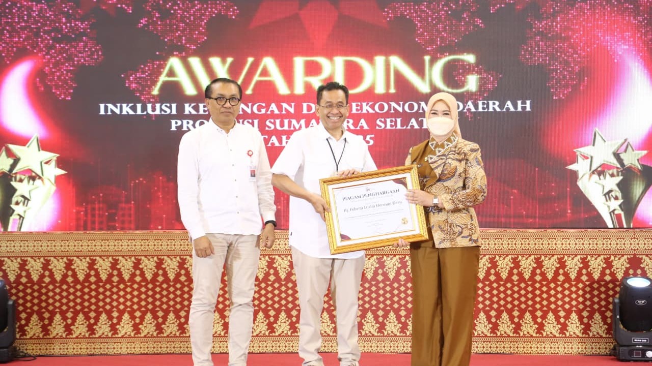 Feby Deru Raih Penghargaan OJK Sumsel atas Literasi Keuangan dan Pemberdayaan Perempuan.