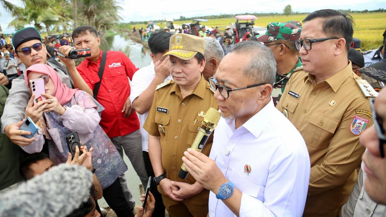 Pj Gubernur Elen Setiadi Dampingi Menko Pangan Zulkifli Hasan Panen Raya di Banyuasin