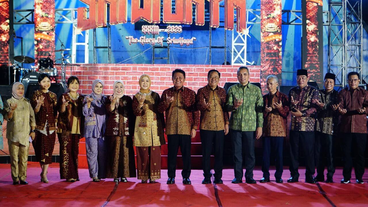Festival Sriwijaya ke-33 Resmi Dibuka, Gubernur Sumsel Herman Deru Terima Penghargaan KEN 2024 dari Kemenparek