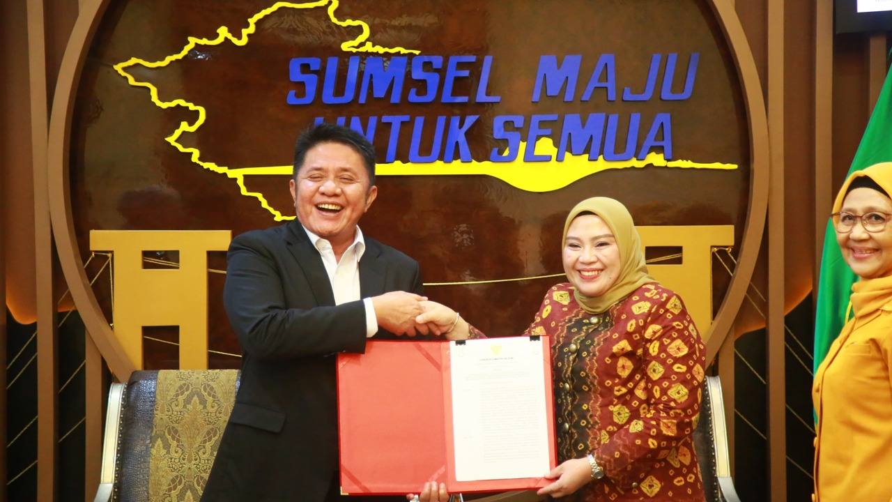 BKOW Sumsel Didorong Jadi Mitra Strategis Pembangunan, Herman Deru Serahkan SK Kepada Lidyawati Cik Ujang