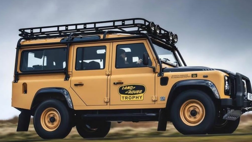 Warna Kuning yang Legendaris: Land Rover Defender V8 Camel Trophy Yang Eksklusif 