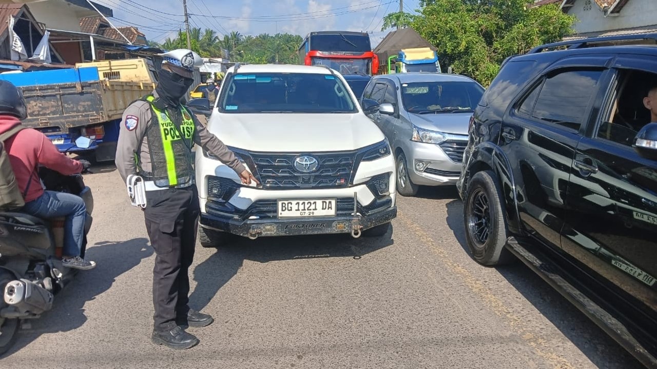 Nekat Serobot Antrean di Perlintasan KA, Polisi Paksa Mundur Mobil Pemudik