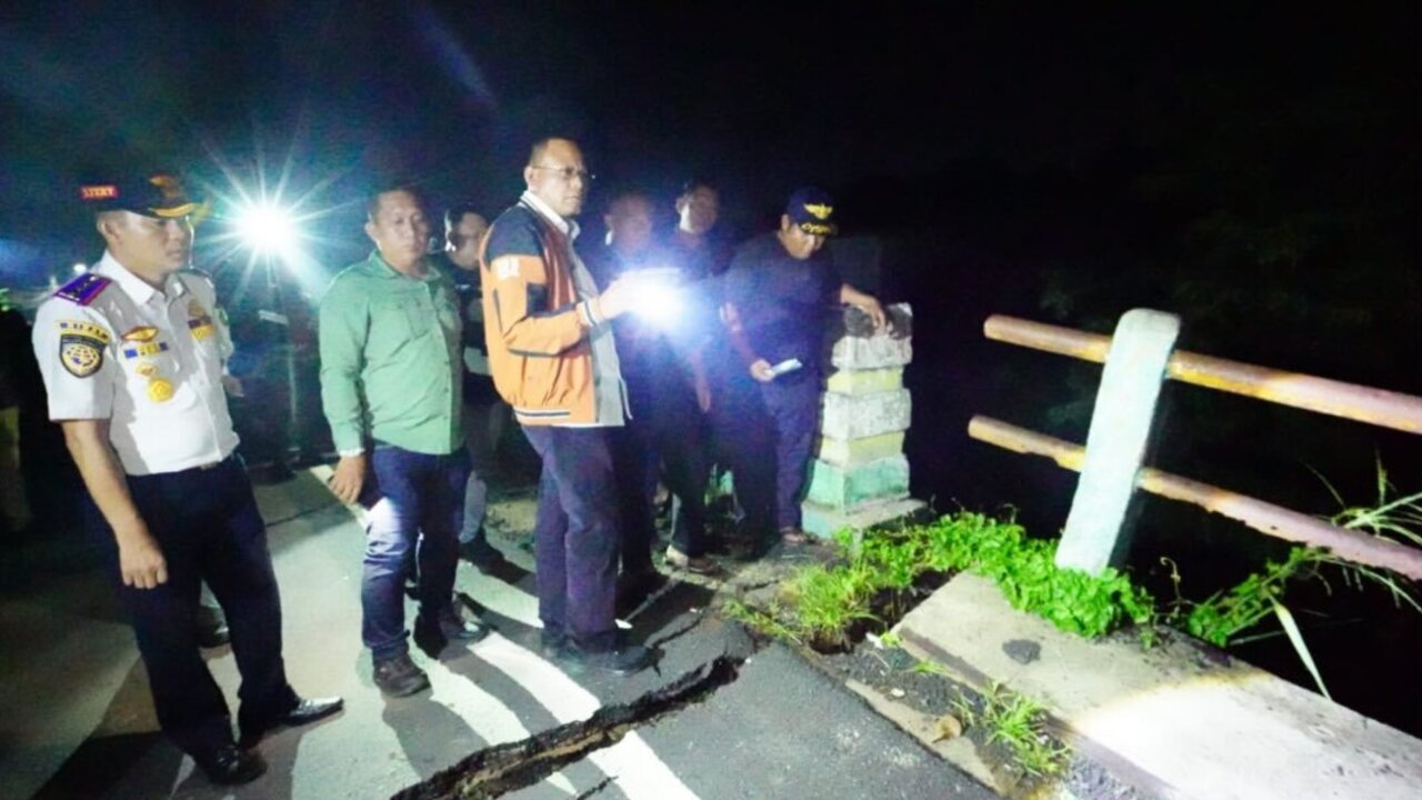 Walikota Prabumulih Tinjau Banjir dan Jembatan Muara Dua yang Roboh, Instruksikan Penanganan Darurat