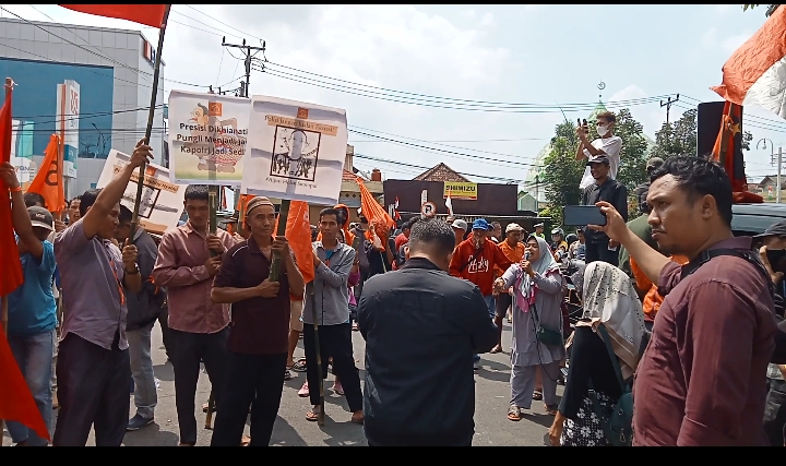 Lanjutkan Orasi, Massa Tuntut Bebaskan Heryanto Tanpa Syarat