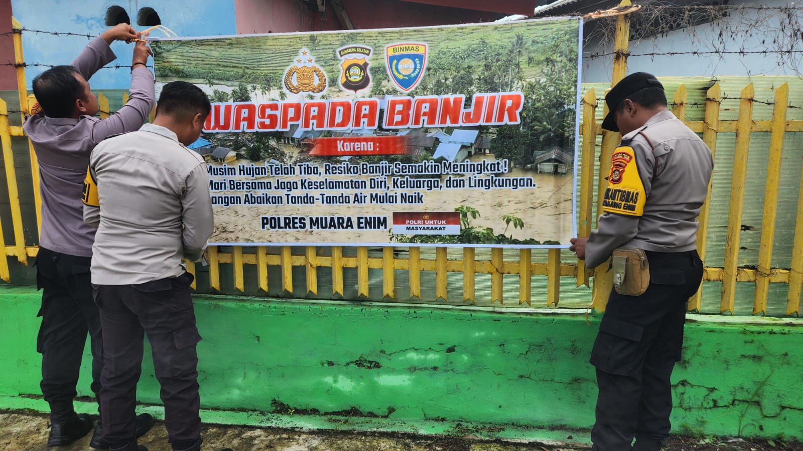 Pasang Spanduk Waspada Banjir