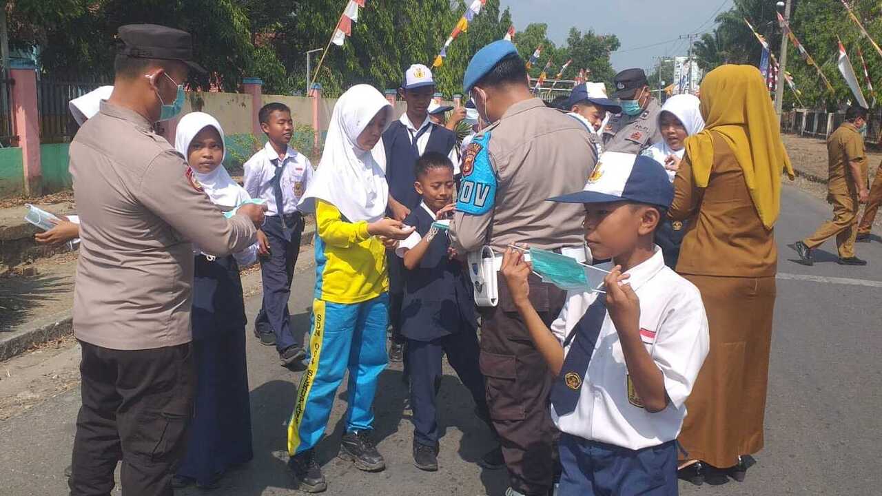 Tingkatkan Kesadaran Kesehatan, Bagikan Masker Untuk Pelajar dan Pengendara