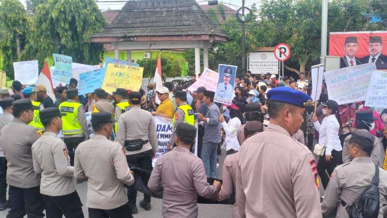 Ratusan Warga Pematang Panggang OKI Minta Pengadilan Bebaskan Kadesnya yang Tersandung Kasus Ijazah Palsu