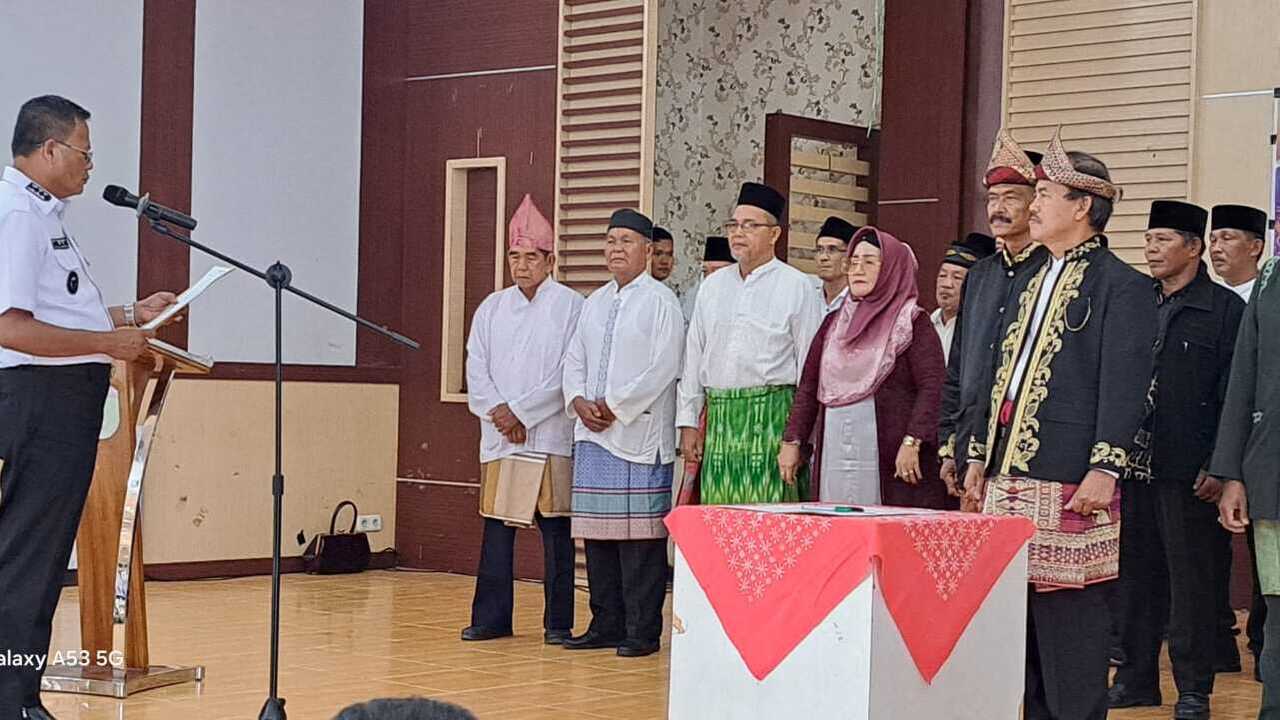 Lantik Pengurus Lembaga Adat Prabumulih, Cak Arlan Tekankan Penyelesaian Konflik Secara Adat