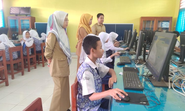 45 Siswa Ikut Ujian Nasional Berbasis Komputer