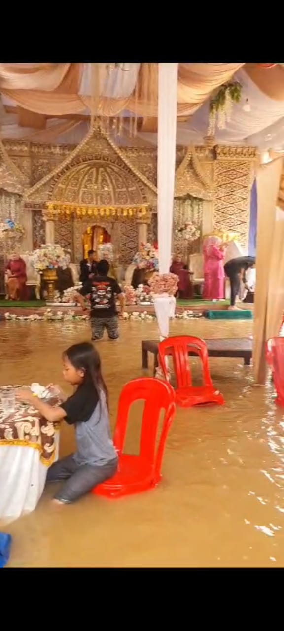 Keberanian dan Kekuatan di Tengah Musibah: Warga Sumsel Rayakan Pesta Pernikahan Meski Diterjang Banjir