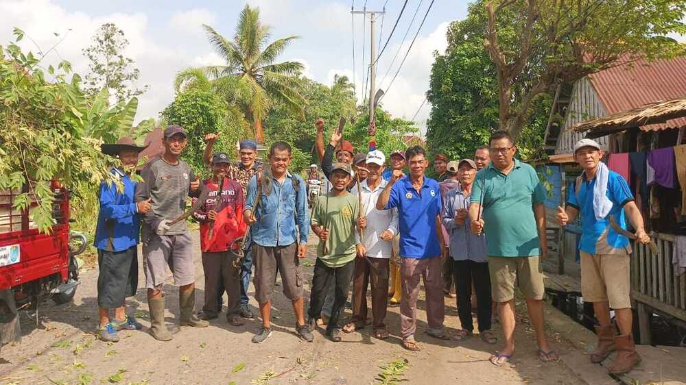 Ganggu Akses Jalan, Pemerintah Desa Pedamaran 1 Turunkan Pasukan Berantas Gulma