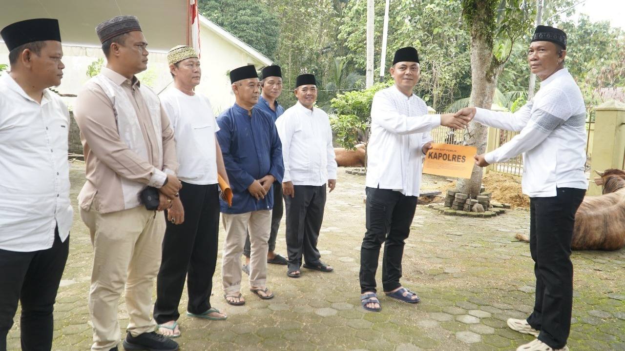 Sembelih 11 Hewan Kurban di Idul Adha 1446 H, Polres Prabumulih Bagikan 673 Paket Daging ke Warga