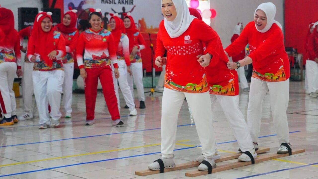 Ketua TP PKK Sumsel Feby Deru Kompak Bersama Persit KCK Meriahkan Lomba HUT ke-80 RI di Jasdam II/Sriwijaya