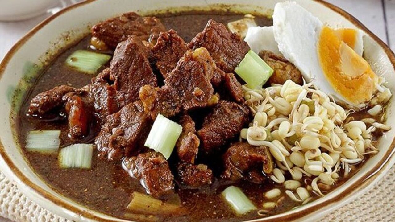 Rawon, Sajian Kuah Hitam yang Menjaga Warisan Kuliner Jawa