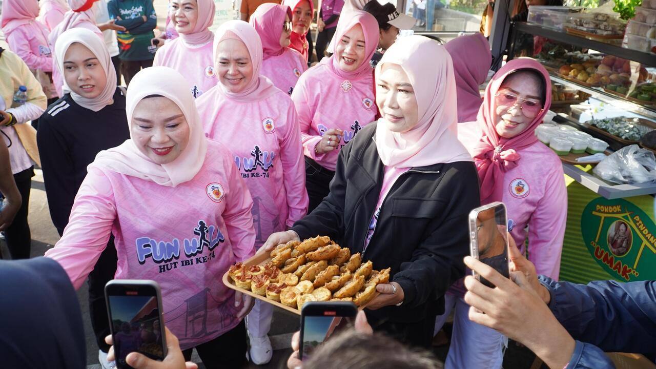 Feby Deru dan Lidyawati Cik Ujang Semarakkan Fun Walk HUT IBI ke-74