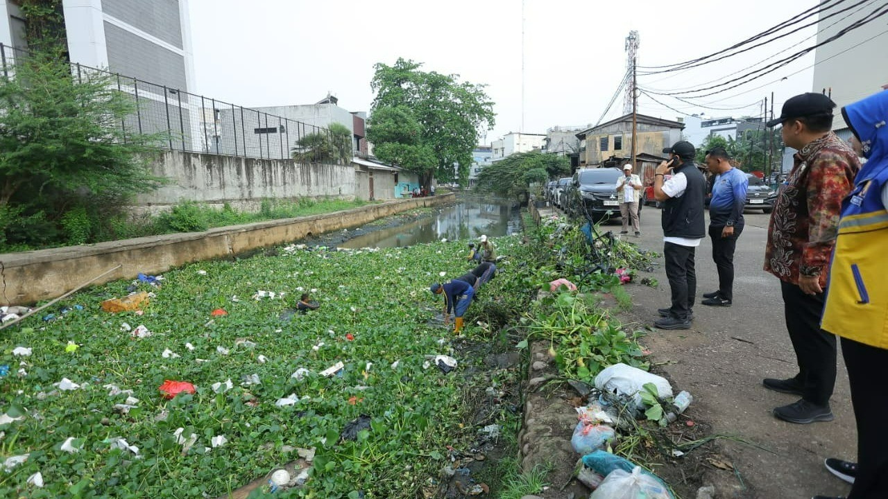 Kulkas Dibuang ke Sungai Bendung, Pemkot Palembang Ingatkan Warga soal Risiko Banjir