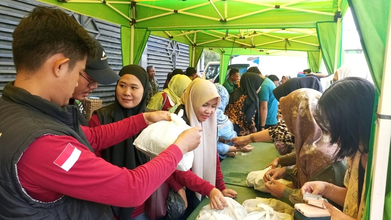 Warga Borong Beras dan Paket Sembako Murah