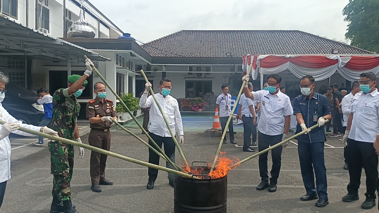 Cegah Kehilangan dari Tempat Penyimpanan, Kejari OKI Musnahkan 71 Berkas Perkara BB Inkracht