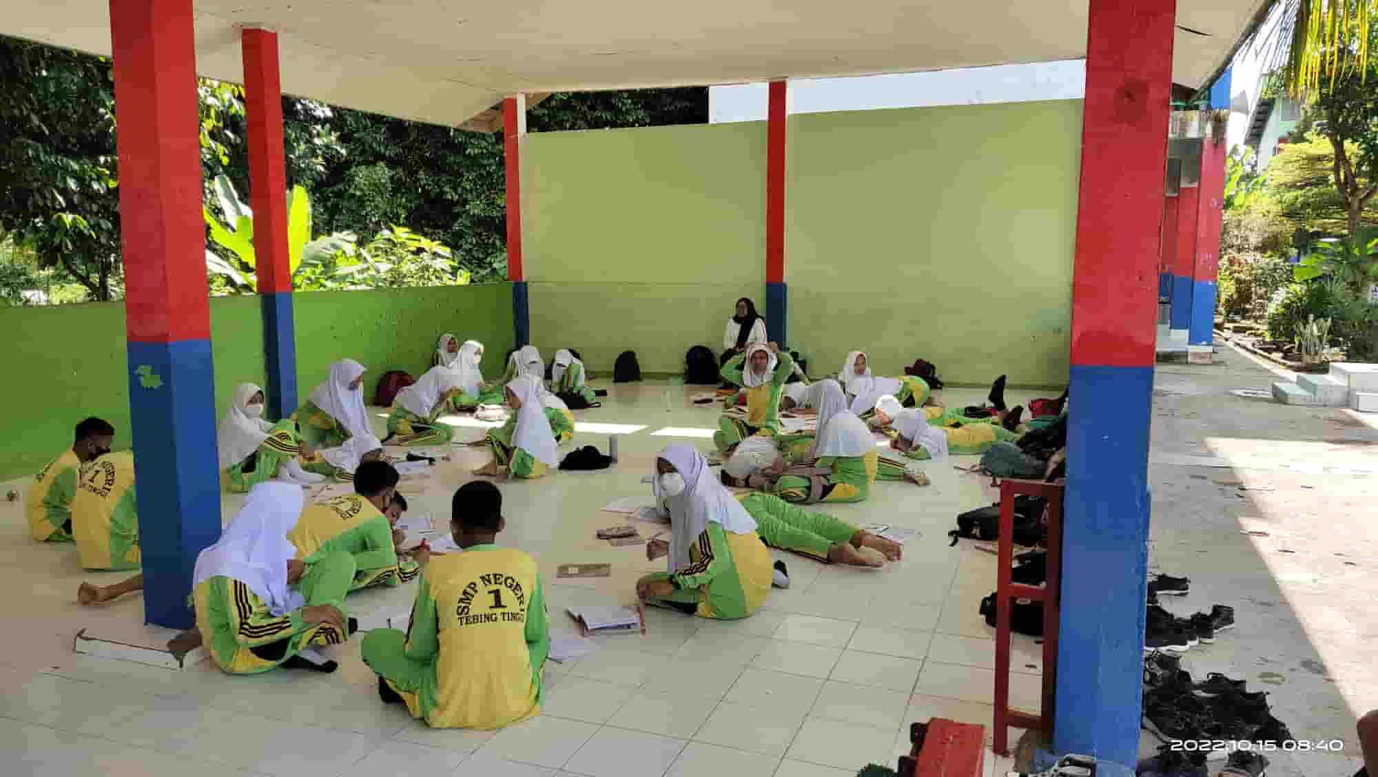 Ruang Kelas Digunakan Tes Panwascam Siswa SMPN 1 Tebing Tinggi Malah Belajar di Musala